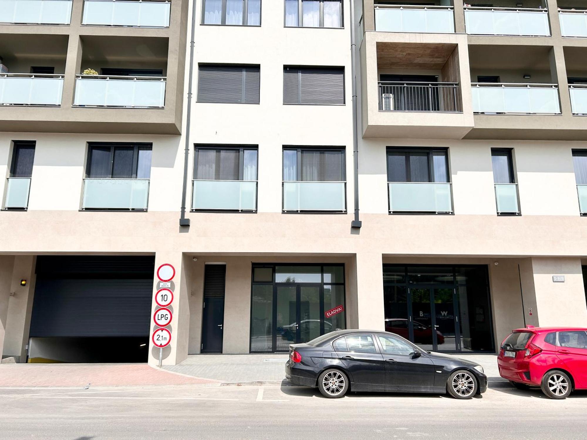 New 2022 Family&Friends Downtown Ac 3Br 2Ba Free Parking Big Balcony Near Metro&Train Station Self Check-In Apt Budapest Bagian luar foto