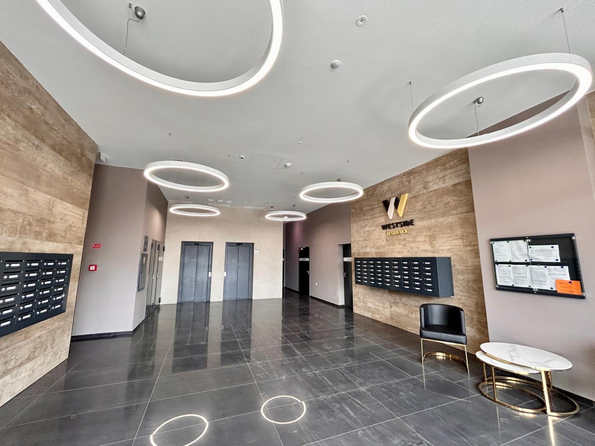 New 2022 Family&Friends Downtown Ac 3Br 2Ba Free Parking Big Balcony Near Metro&Train Station Self Check-In Apt Budapest Bagian luar foto