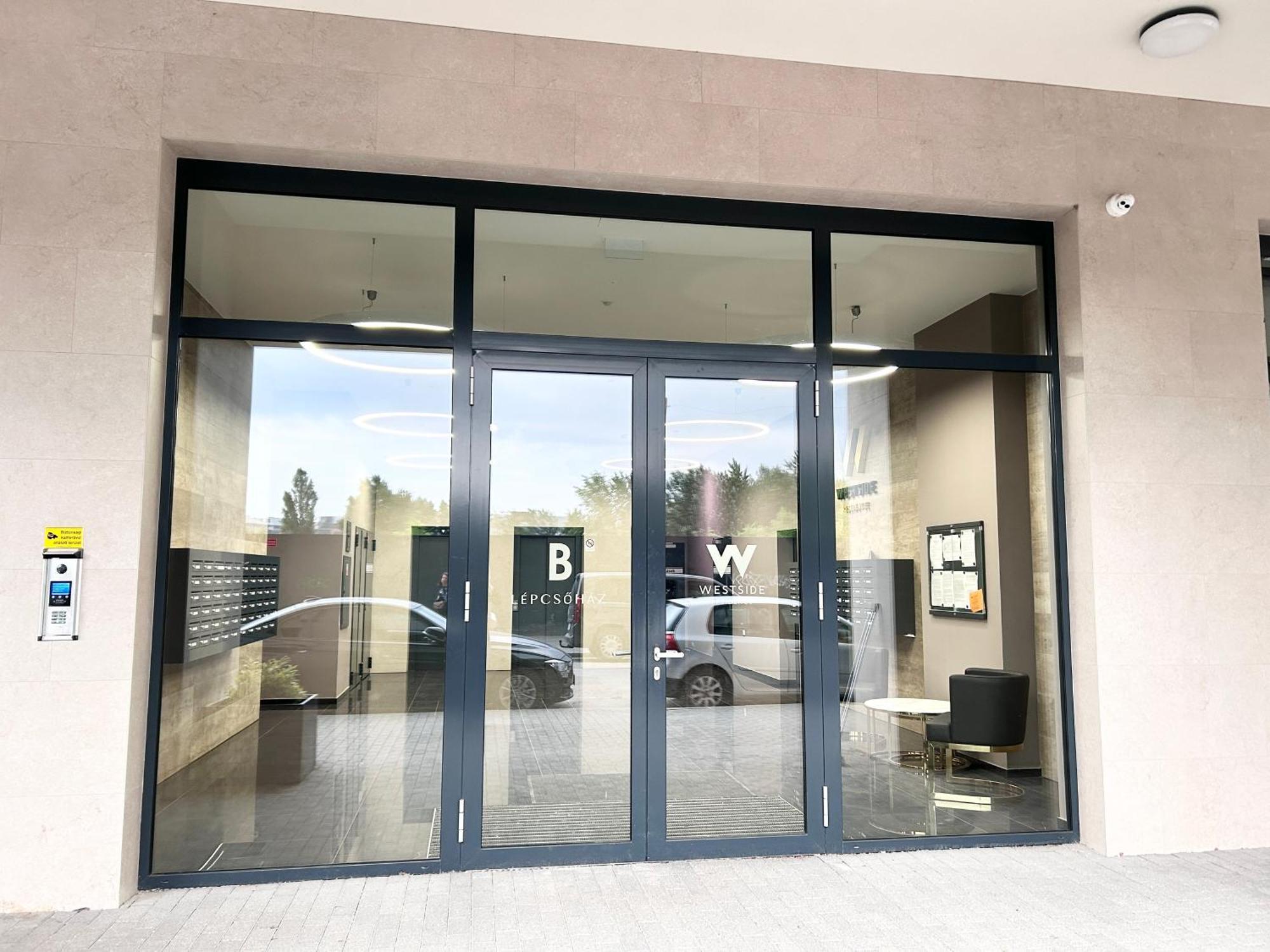 New 2022 Family&Friends Downtown Ac 3Br 2Ba Free Parking Big Balcony Near Metro&Train Station Self Check-In Apt Budapest Bagian luar foto